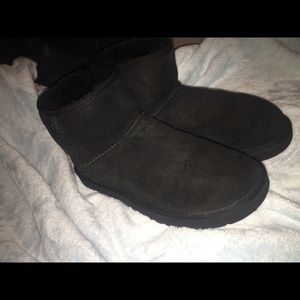 Black short Uggs 🖤